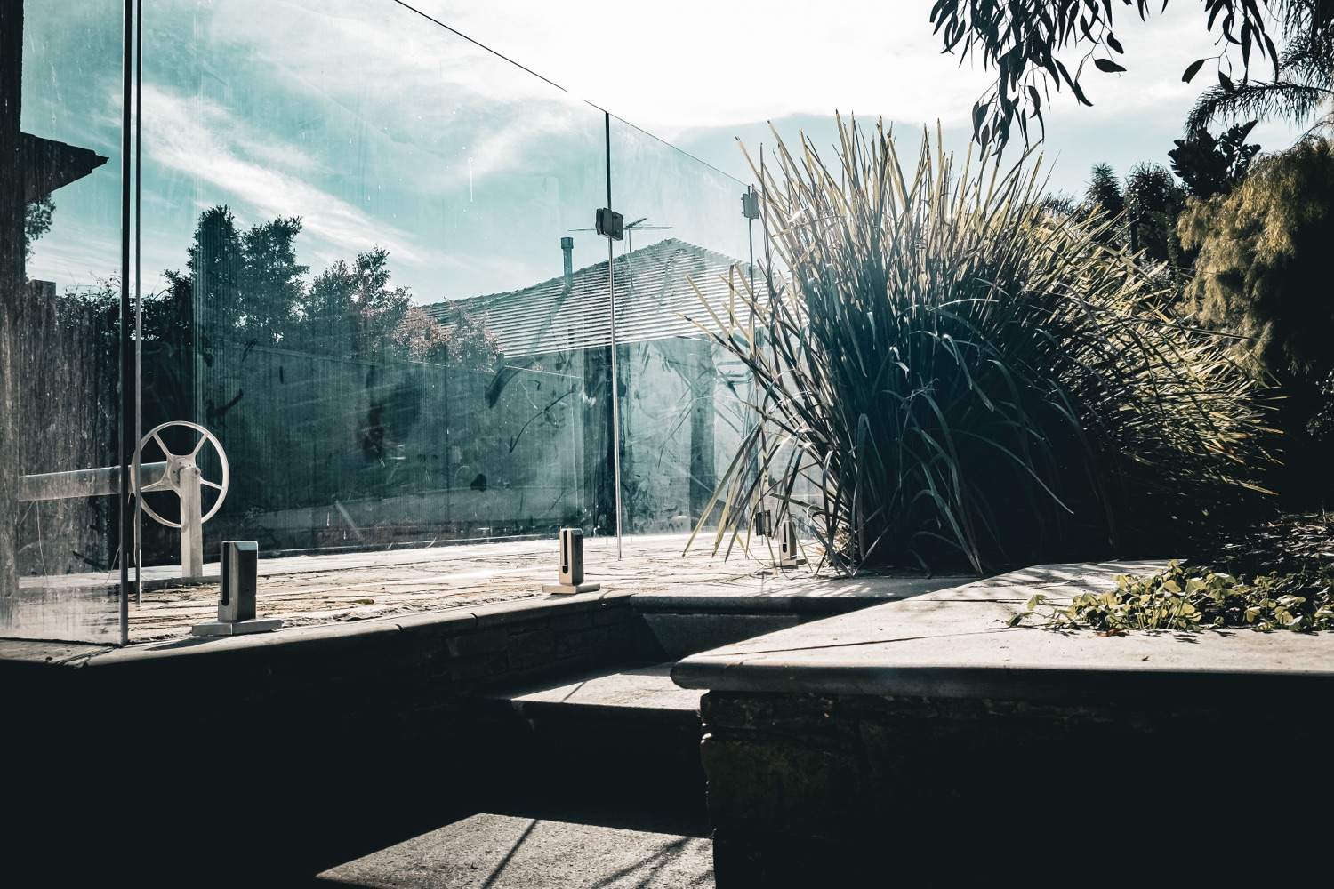 Frameless glass pool fence